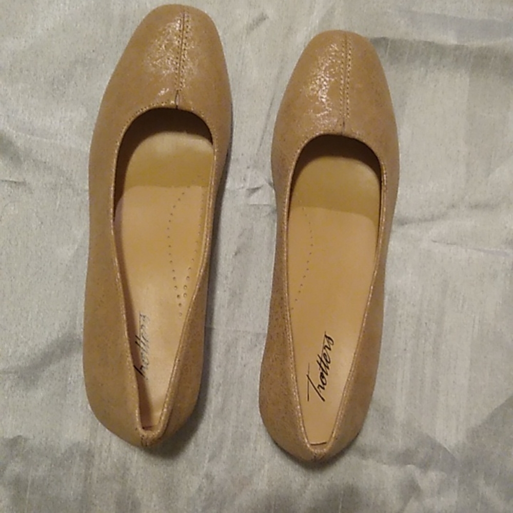 Trotters Tan/Gold shoes